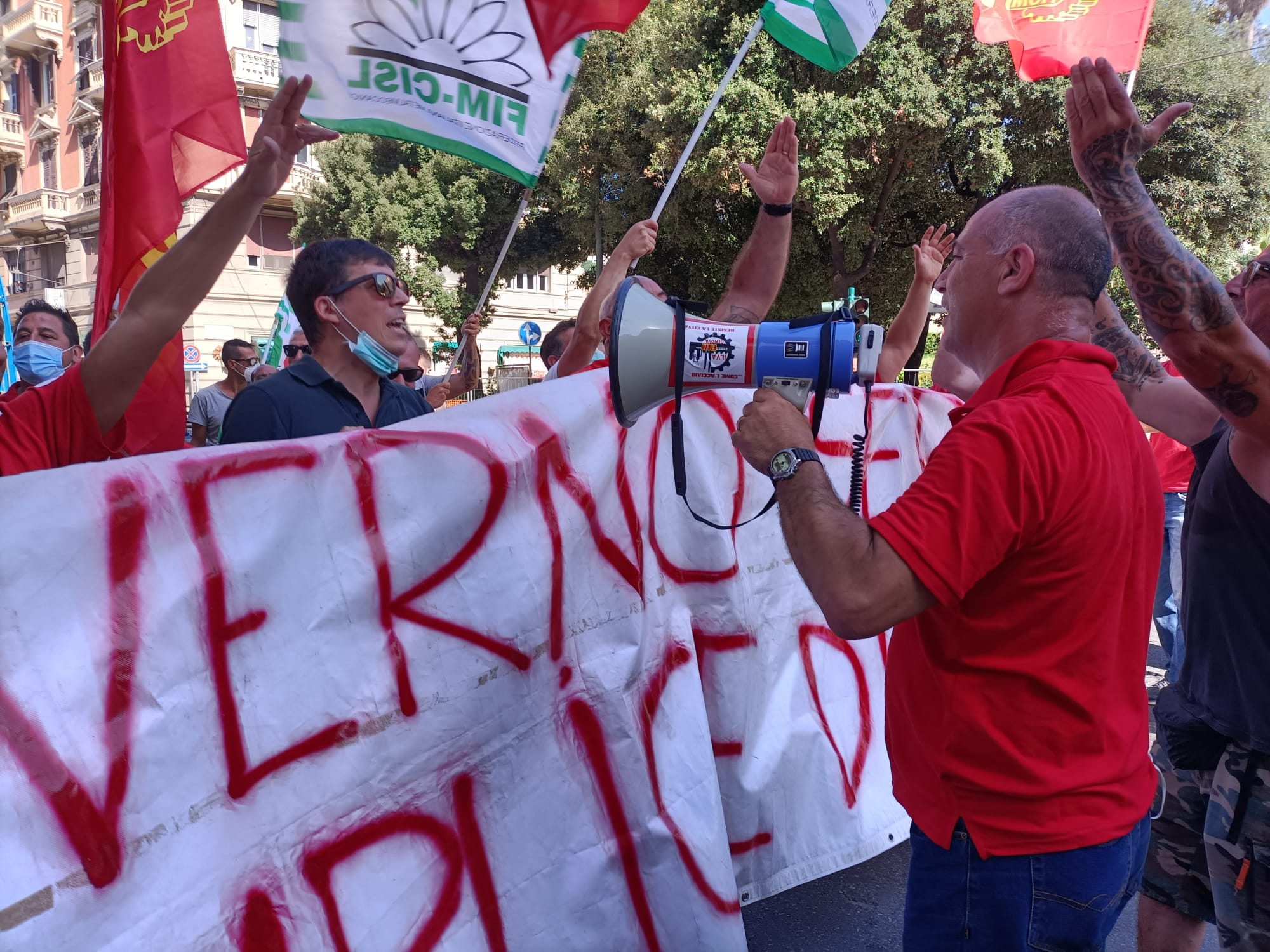 Genova, agente municipale tenta di forzare blocco operai ex Ilva: scoppia il parapiglia nel corteo