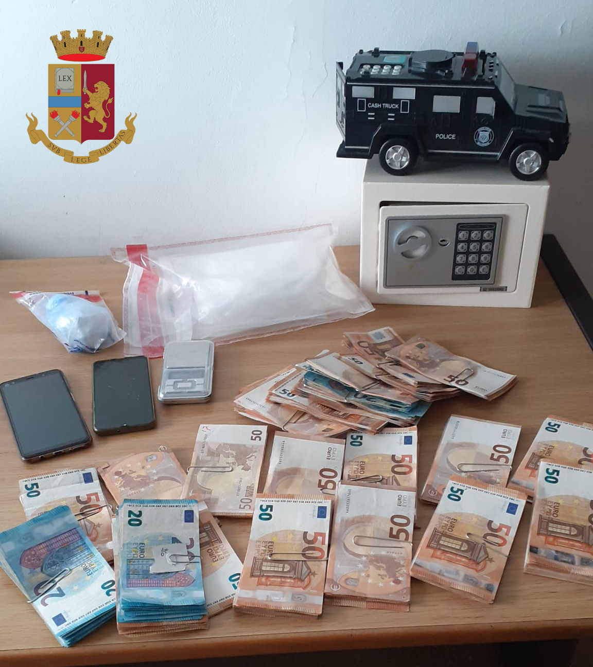Genova, nascondeva in un buco nel muro mezzo chilo di cocaina: arrestato 57enne