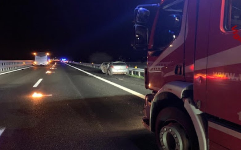 Auto si schianta contro uno spartitraffico in A10, grave una donna
