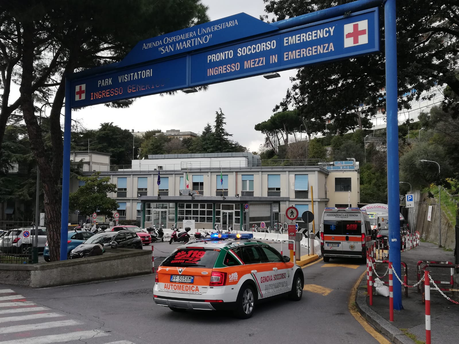 Motociclista va a sbattere contro colonnina elettrica, in codice giallo al San Martino