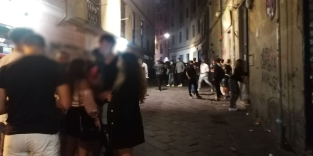 Musica, cortei e risse nei vicoli: tre agenti feriti e un arresto, problema 'mala' movida a Genova