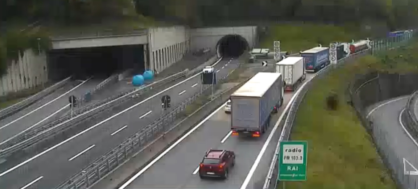 Caos autostrade, code sulle direttrici liguri e in città per imbarchi traghetti