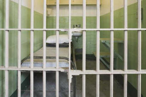 Detenuto dà fuoco alla cella, due agenti intossicati nel carcere di Genova Marassi