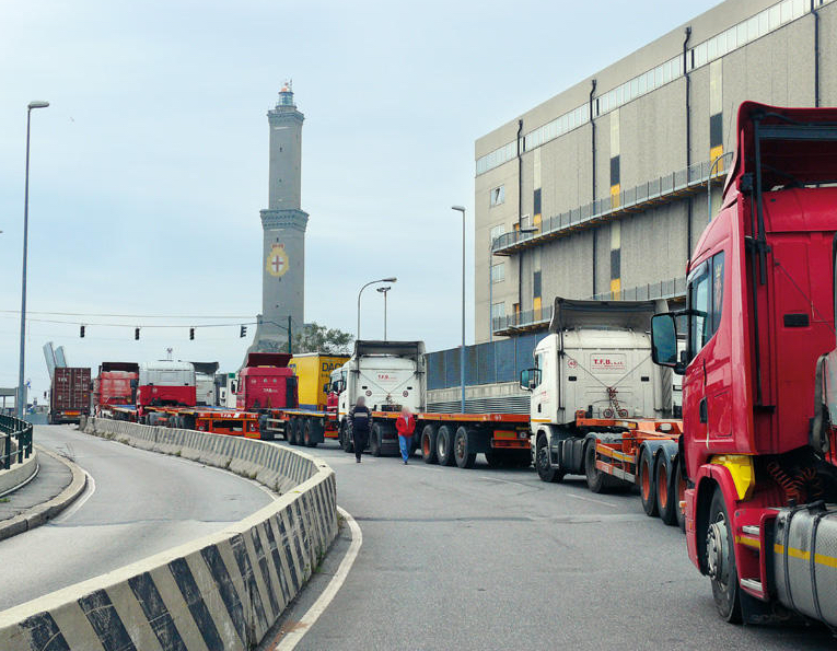 https://www.primocanale.it/materialiarchivio/immagininews/20210716105349-Tir_a_Genova_in_coda_per_il_porto_camion_Lanterna.jpg