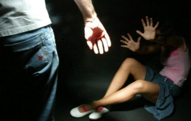 Ubriaco afferra la compagna alla gola, lei scappa in strada con i due figli piccoli