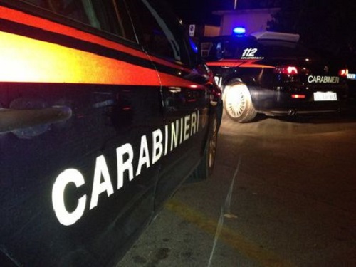 Barista non serve loro da bere, ubriachi gli devastano il locale
