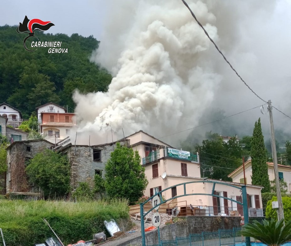 Bruciarono palazzina e auto tra Lavagna e l'entroterra, arrestati tre insospettabili del Tigullio