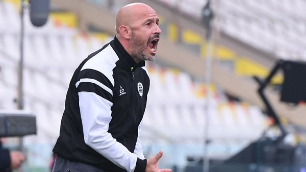 Spezia, confronto a muso duro fra i tifosi e l'ex allenatore Italiano