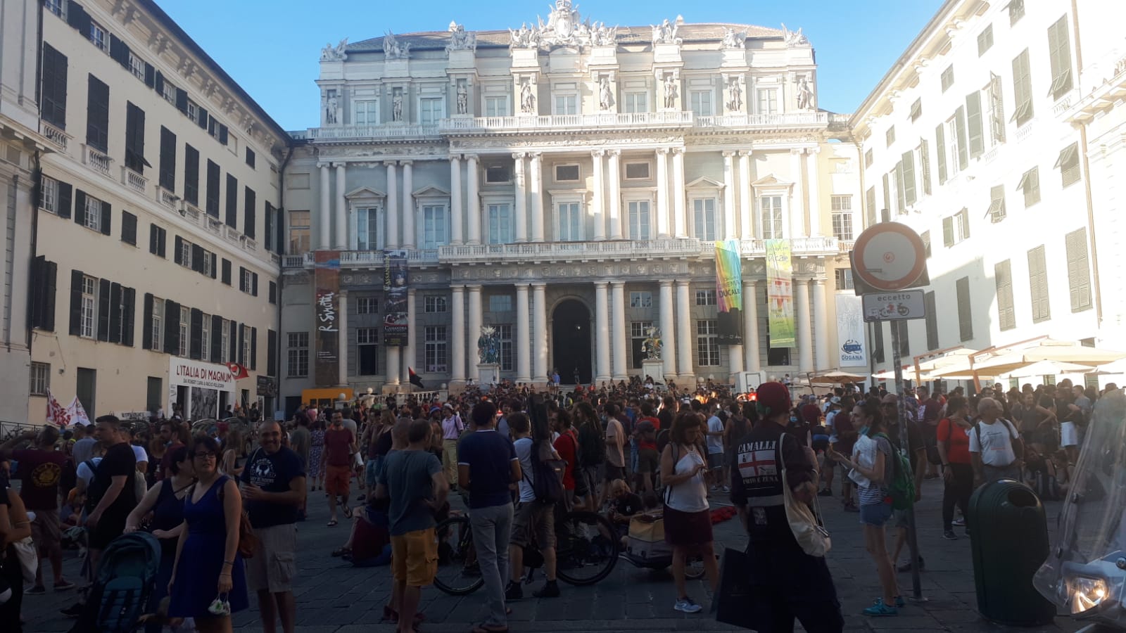 Il ricordo a Carlo Giuliani si trasforma in corteo, centinaia attraversano Genova