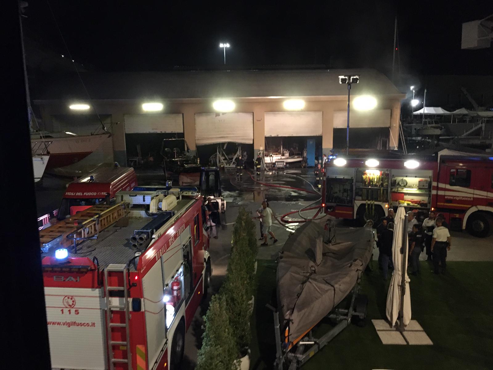 Incendio in una rimessa per le barche allo Yacht Club Italiano, intervengono i pompieri