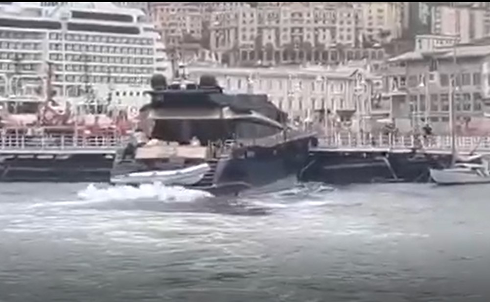 Genova, yacht in manovra danneggia due gommoni e si ferma contro l'Isola delle Chiatte