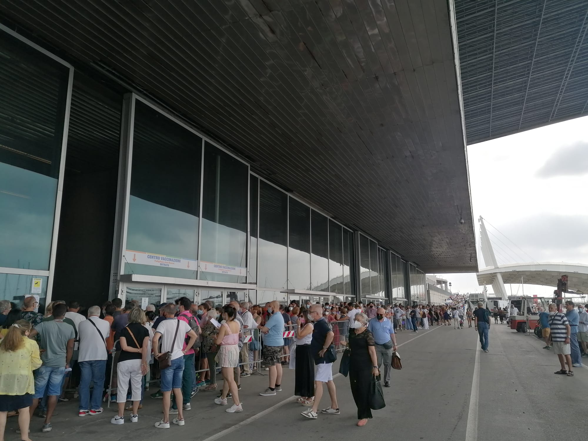 Fiera di Genova, vaccini a rilento per guasto informatico: lunghe code in ingresso