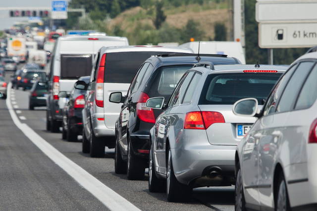 L'auto resta bloccata nel traffico, bimba nasce nell'area di servizio