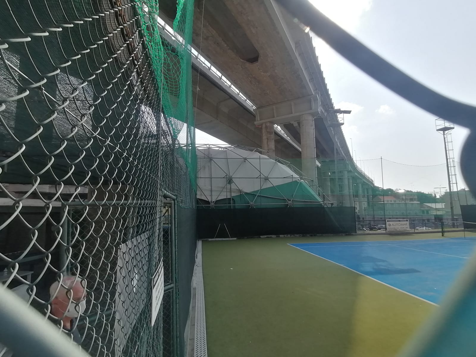 Pietre dall'autostrada A10 nel campo da tennis, torna la paura a Pegli