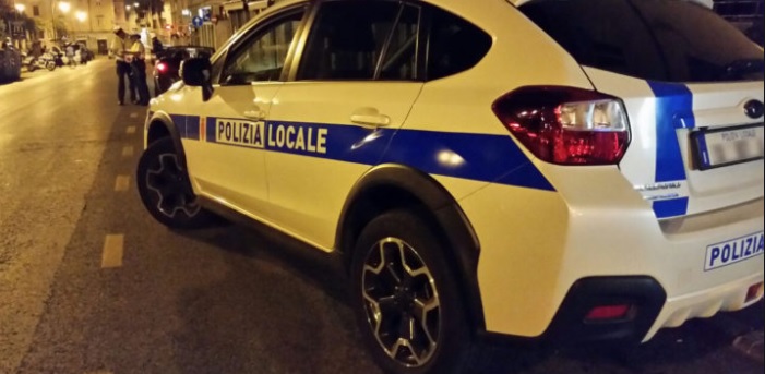 https://www.primocanale.it/materialiarchivio/immagininews/20210731134336-Polizia_locale_auto_di_notte.jpg