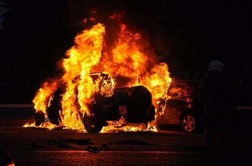 Tre auto in fiamme nel borgo di Bargone, l'allarme nel cuore della notte