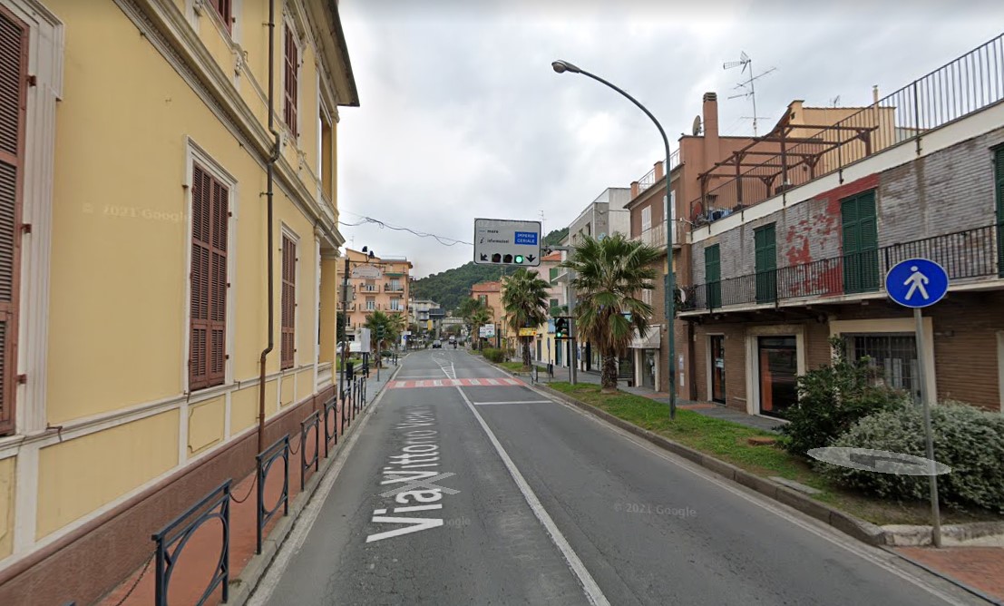 Esce fuori strada e abbatte un semaforo e l'autovelox: un ferito
