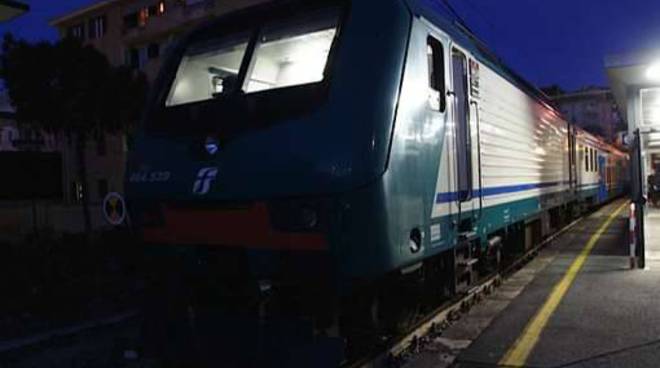 Tragedia sui binari, uomo travolto e ucciso da un treno a Diano Marina