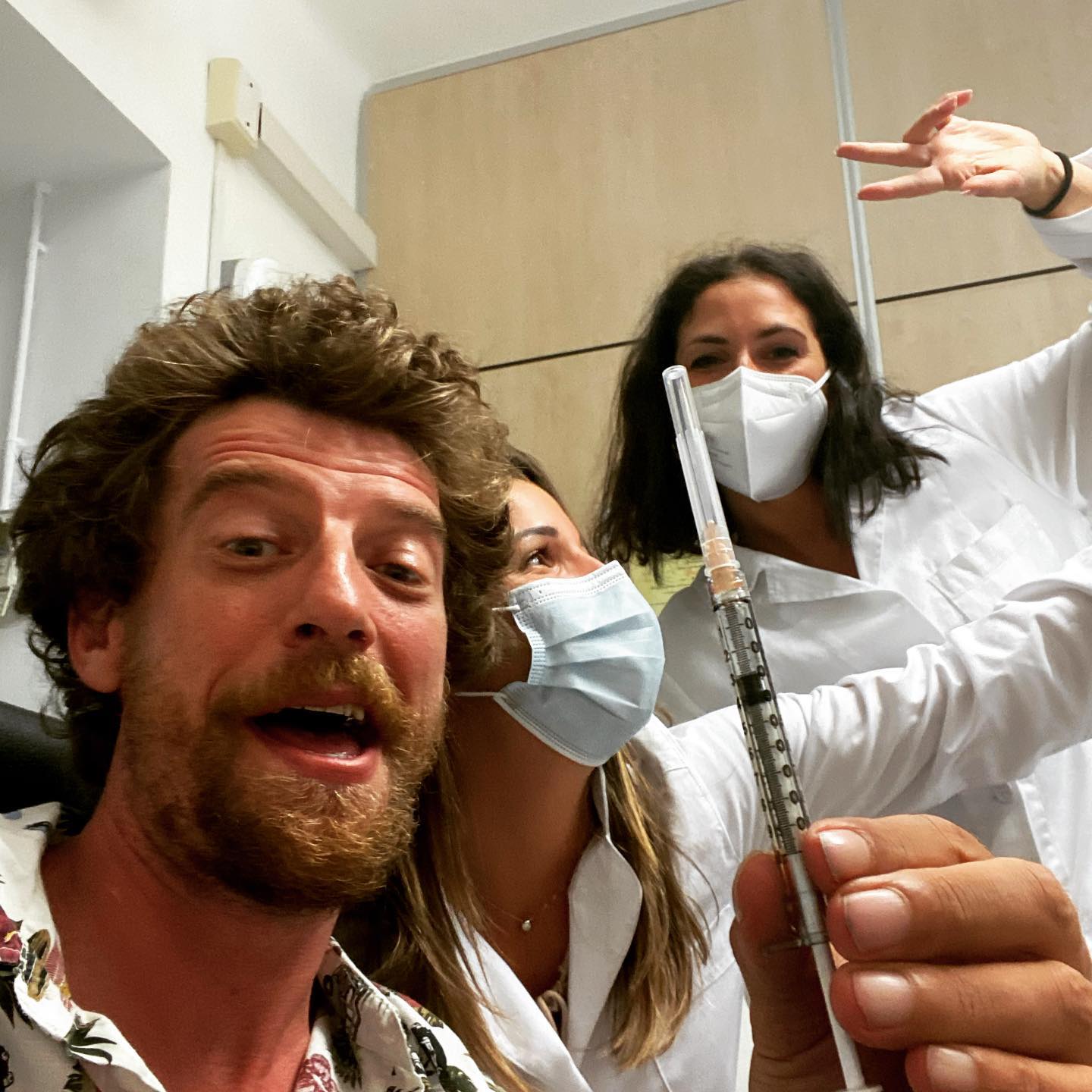 Maurizio Lastrico si vaccina e invita i suoi fan a fare altrettanto
