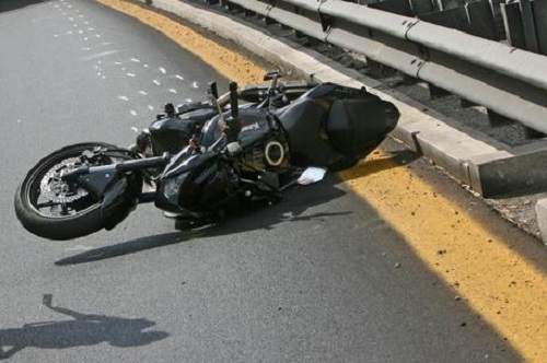 Schianto moto-camion: morto un centauro di 44 anni