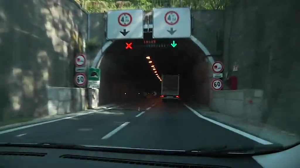 Allarme sulla A7, cede un'ondulina nella galleria Monte Galletto