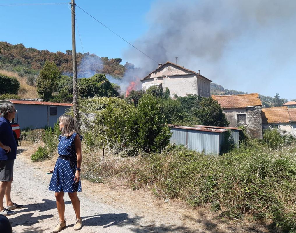 Rogo nel Tigullio: in fiamme un bosco alle spalle di Sestri Levante