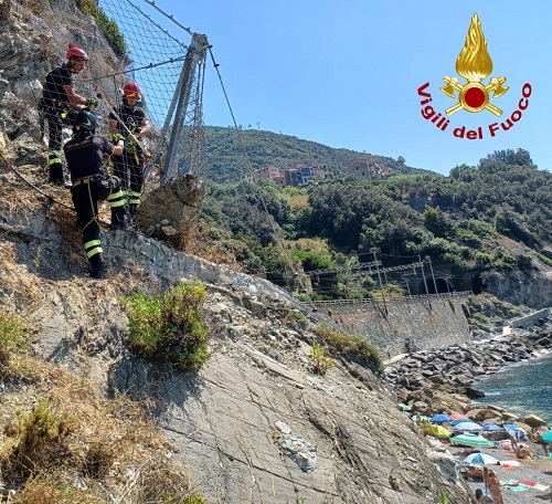 Masso precipita dalla costa rocciosa, evacuata spiaggia affollata fra Deiva e Framura