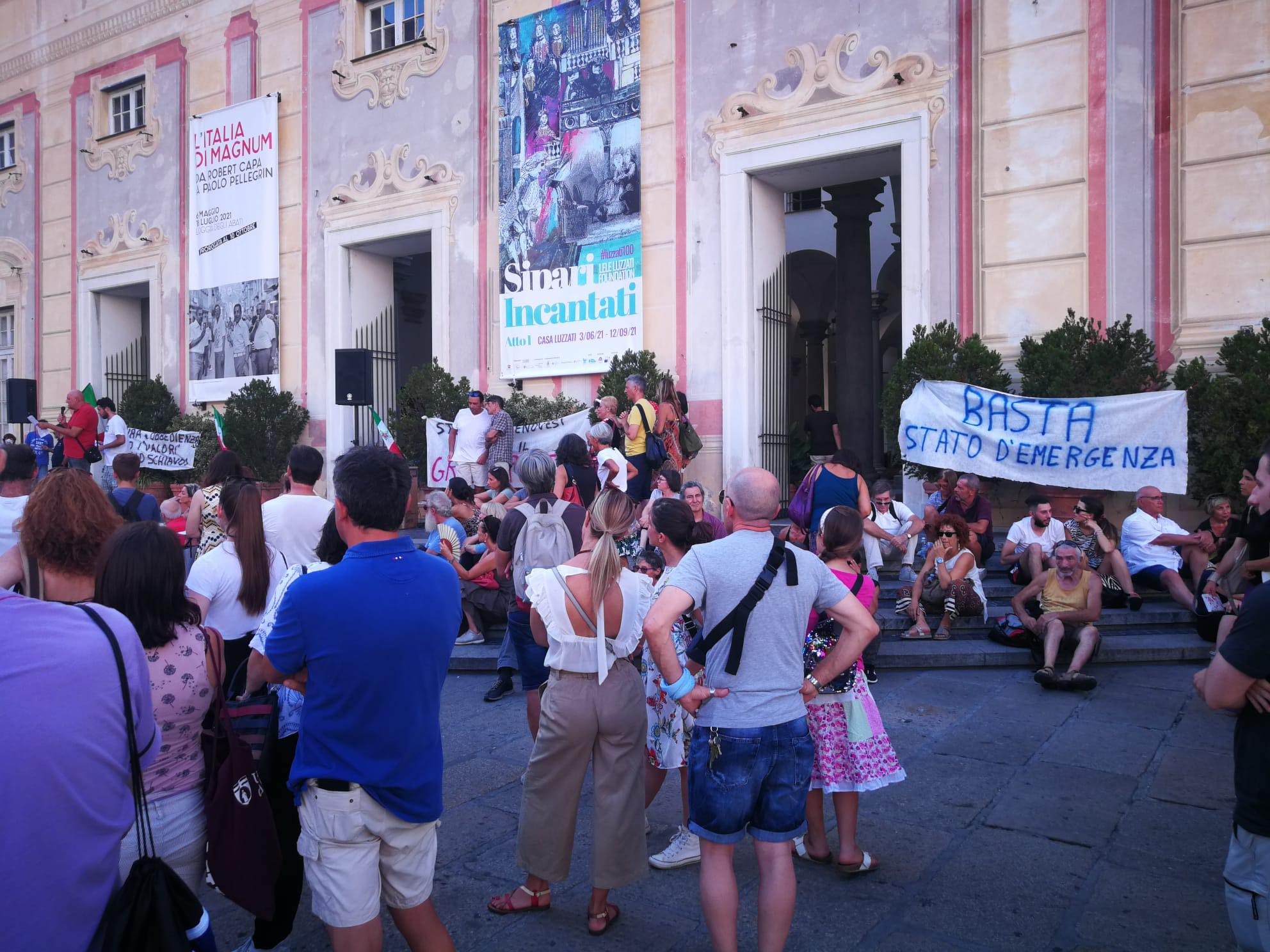 No Green Pass, trecento persone in corteo autorizzato per le vie del centro di Genova
