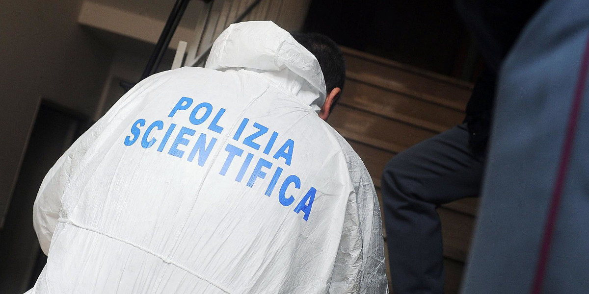 https://www.primocanale.it/materialiarchivio/immagininews/20210815173111-Polizia_scientifica_nelle_scale_di_un_palazzo.jpg