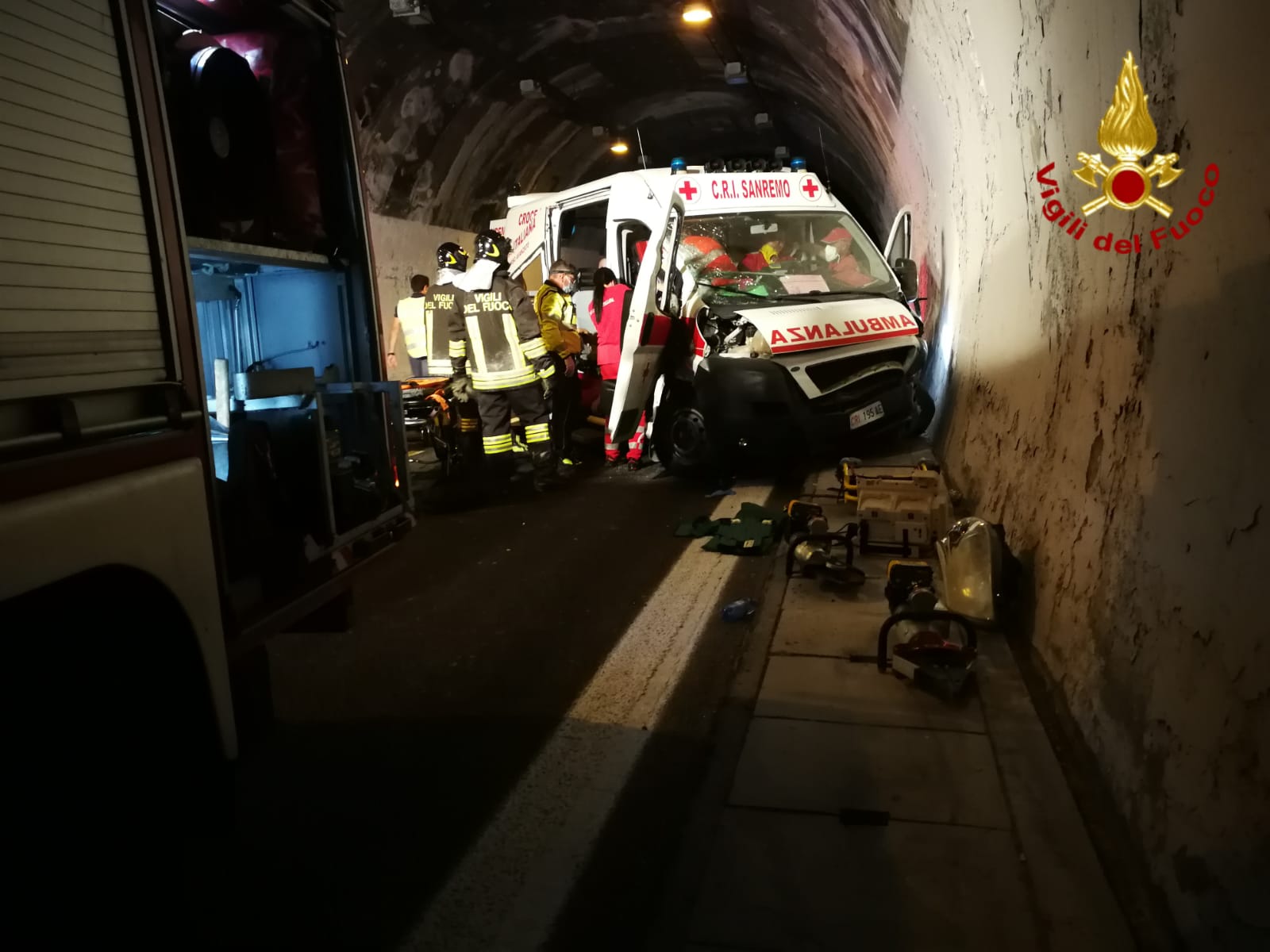 Incidente auto-ambulanza in A10, sei feriti gravi all'ospedale