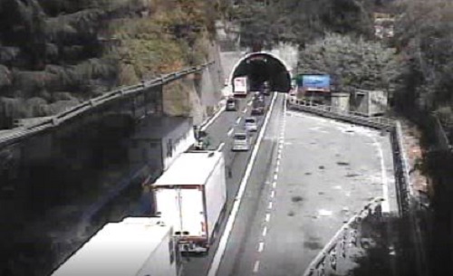 Scontro auto-tir in A26, traffico bloccato in direzione Genova