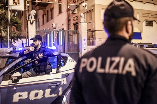 Genova, ubriaco fermato dalla polizia aggredisce gli agenti e urina nella volante
