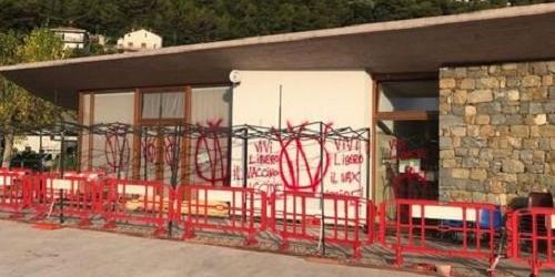 Scritte con vernice rossa contro il vaccino, i 'No vax' imbrattano l'hub
