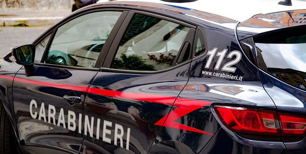 Ricercato va in caserma per fare una denuncia, riconosciuto e arrestato