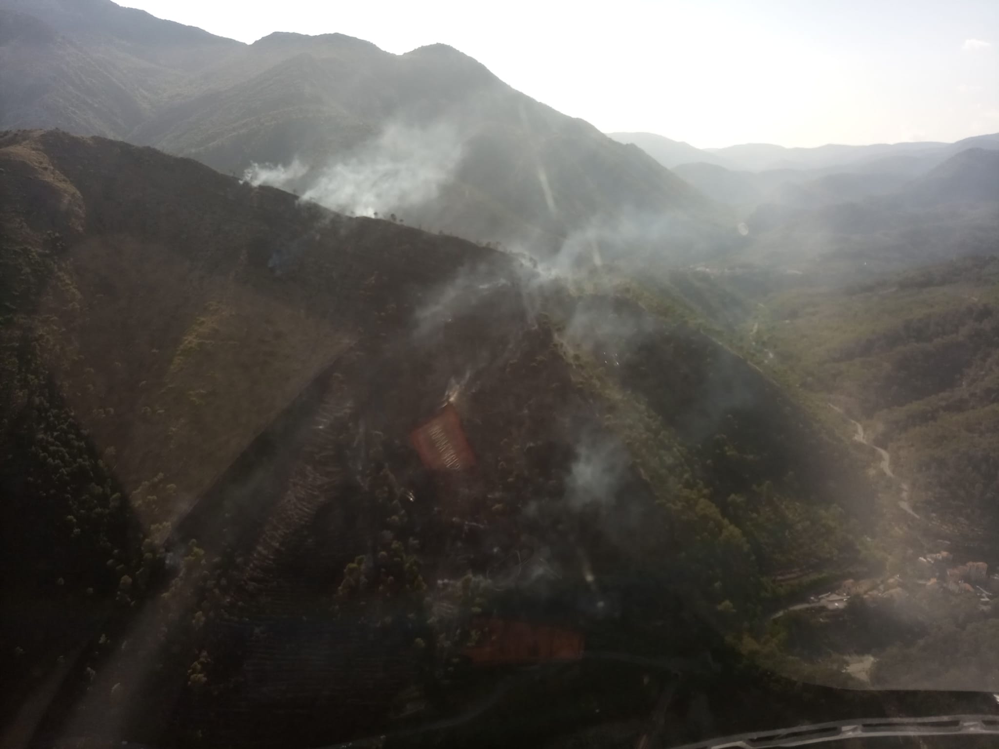 Savona, incendio al Sassello: vigili, volontari e elicottero impegnati per domarlo