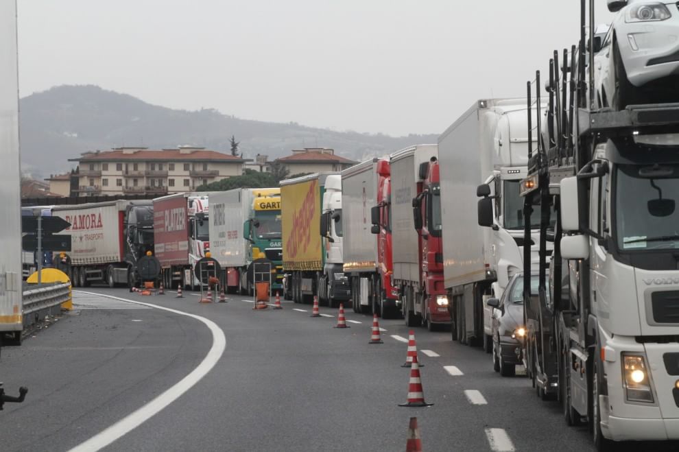 Allerta rossa in A10, in settimana controllati 1000 mezzi pesanti tra Genova Ovest e Aeroporto 