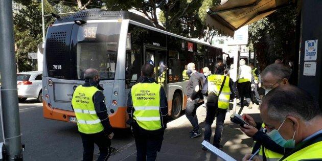 Bus a Genova, maxi verifiche in città: l'11% dei controllati è senza biglietto