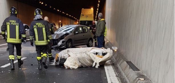 Autostrada, paura sulla A10 per un materasso caduto in carreggiata dentro una galleria