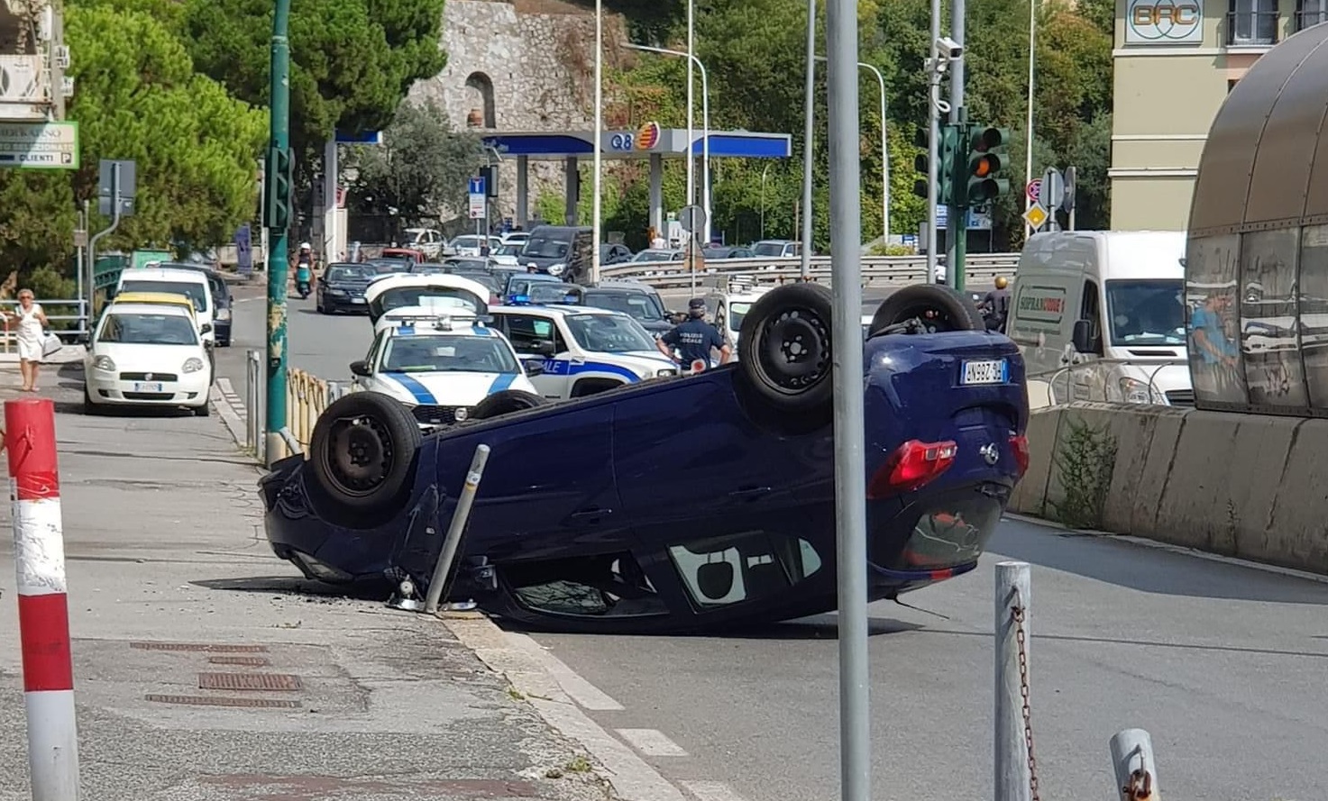 Genova, auto si cappotta in Corso Europa: non è grave il conducente