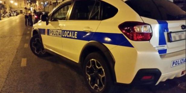 Agente donna mette ko ubriaco violento che la minacciava con coccio di bottiglia