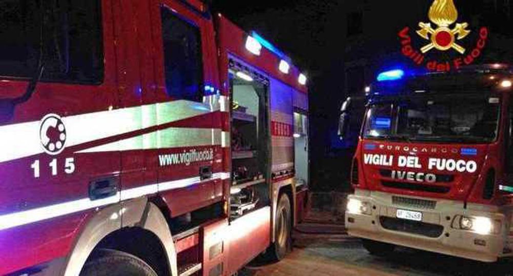 Sanremo, fiamme nella notte nell'ex polveriera: incendio spento dai pompieri