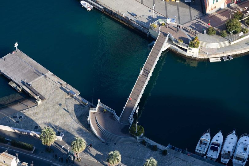 Savona, si blocca il ponte della Vecchia Darsena: i pedoni non possono passare