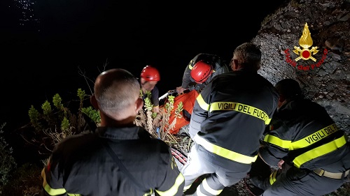 Turista tedesco cade in una scogliera, vigili del fuoco lo salvano in piena notte