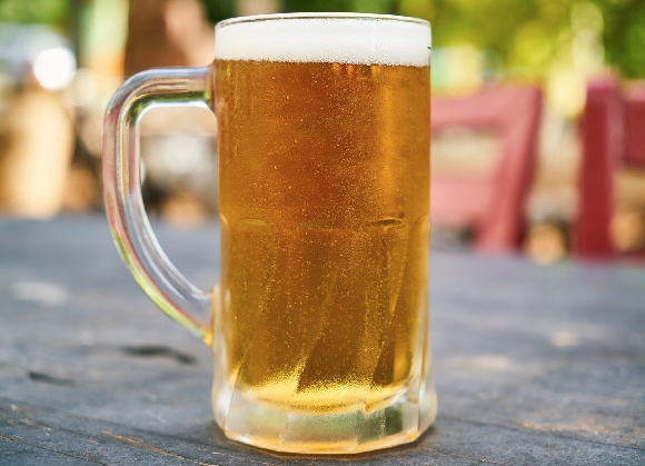 Vuole tre birre ma il locale è chiuso e minaccia il titolare: denunciato