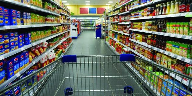 Molesta cliente e commessa di supermercato: denunciato dalla polizia