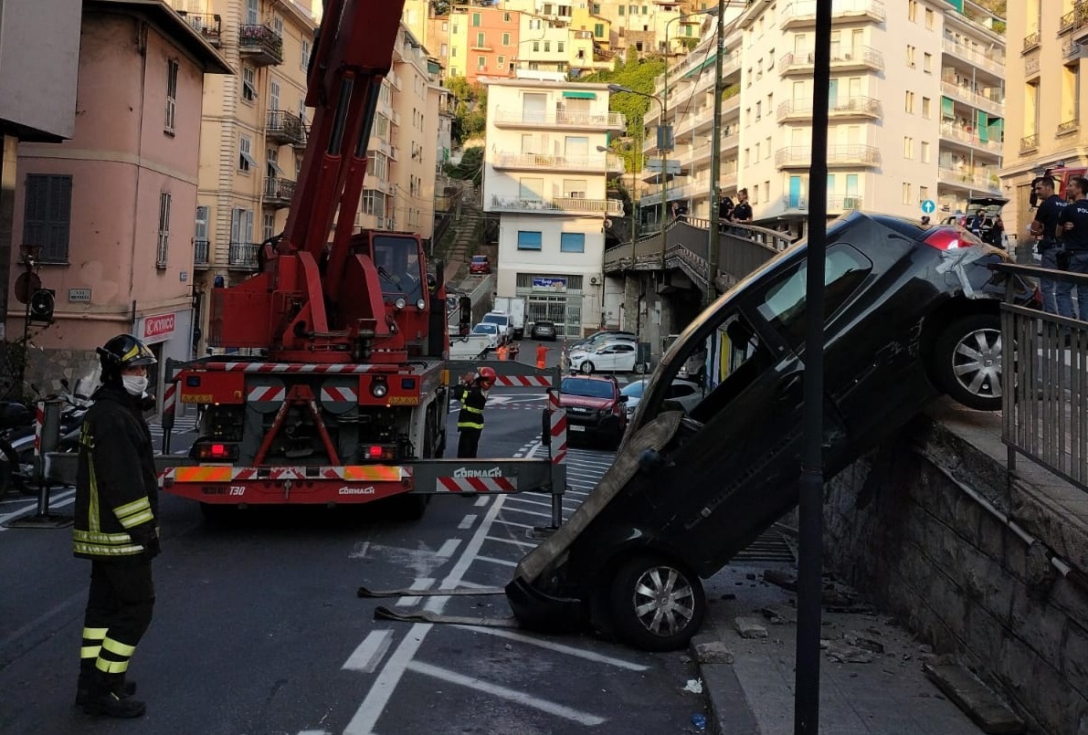 Auto sfonda ringhiera e finisce nella strada sottostante, incidente a Sanremo