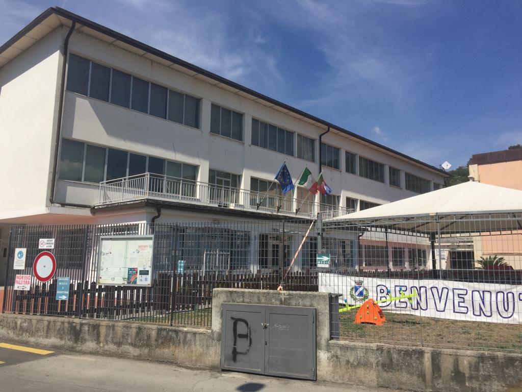 Insegnante no vax forza ingresso a scuola: portato via dai carabinieri, si mette in malattia 