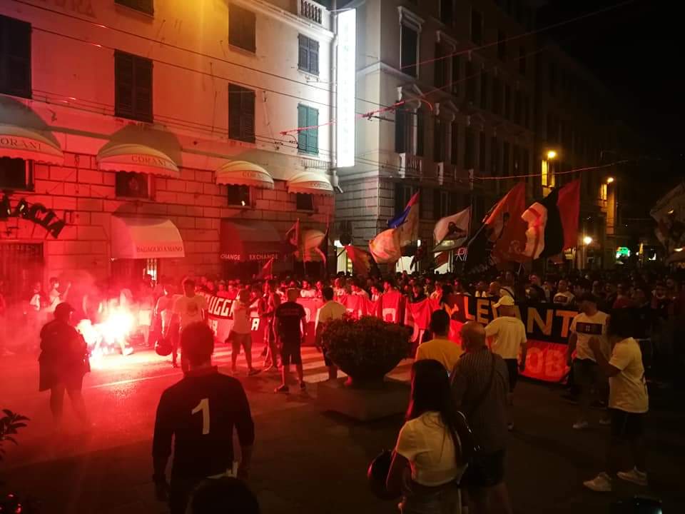 Corteo e fuochi d'artificio, i tifosi hanno festeggiato così i 128 anni del Genoa