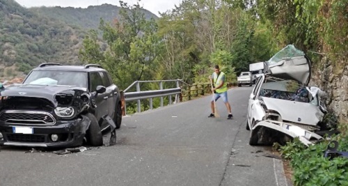 Frontale tra due auto vicino al ponte di Cavassolo: ragazzo estratto col flessibile dall'abitacolo