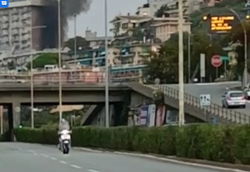 Genova, in fiamme Ecovan dell'Amiu in via dei Ciclamini a Quarto Alta